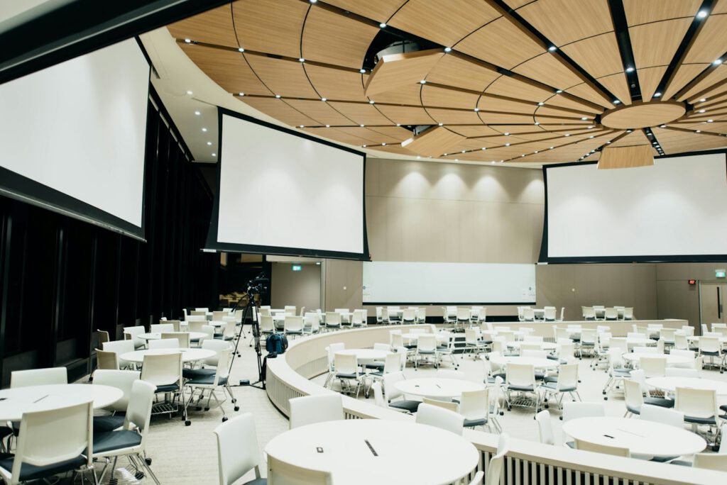 Hotesse accueillant les invites a un congres